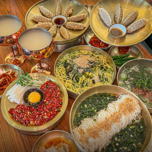 한우 육회 비빔메밀면 대표, 부자면 본점에서 특제 소스로 맛을 낸 한우 육회 비빔메밀면